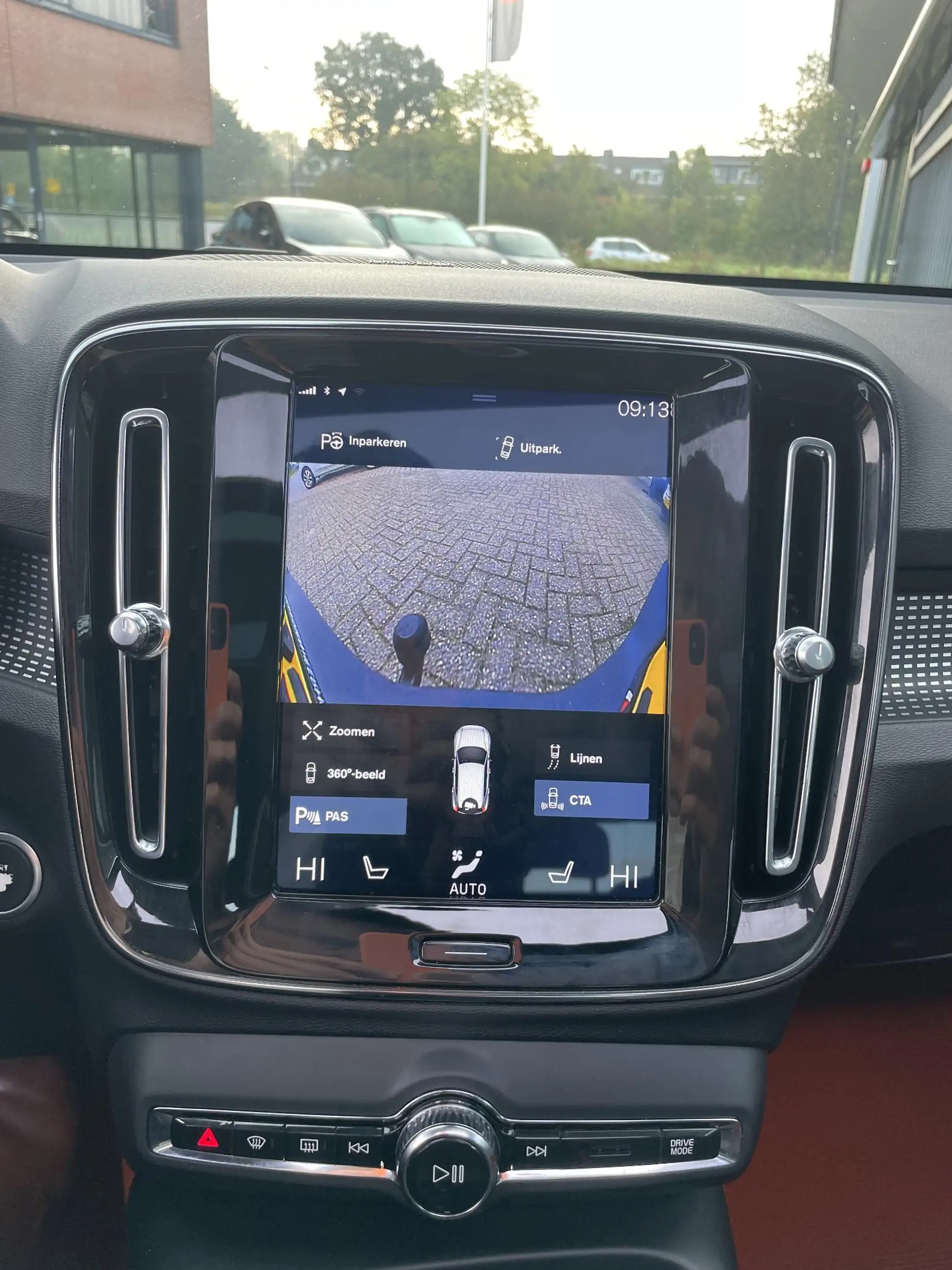 Volvo XC40 2.0 T5 AWD R-Design Intro Edition — photo 27