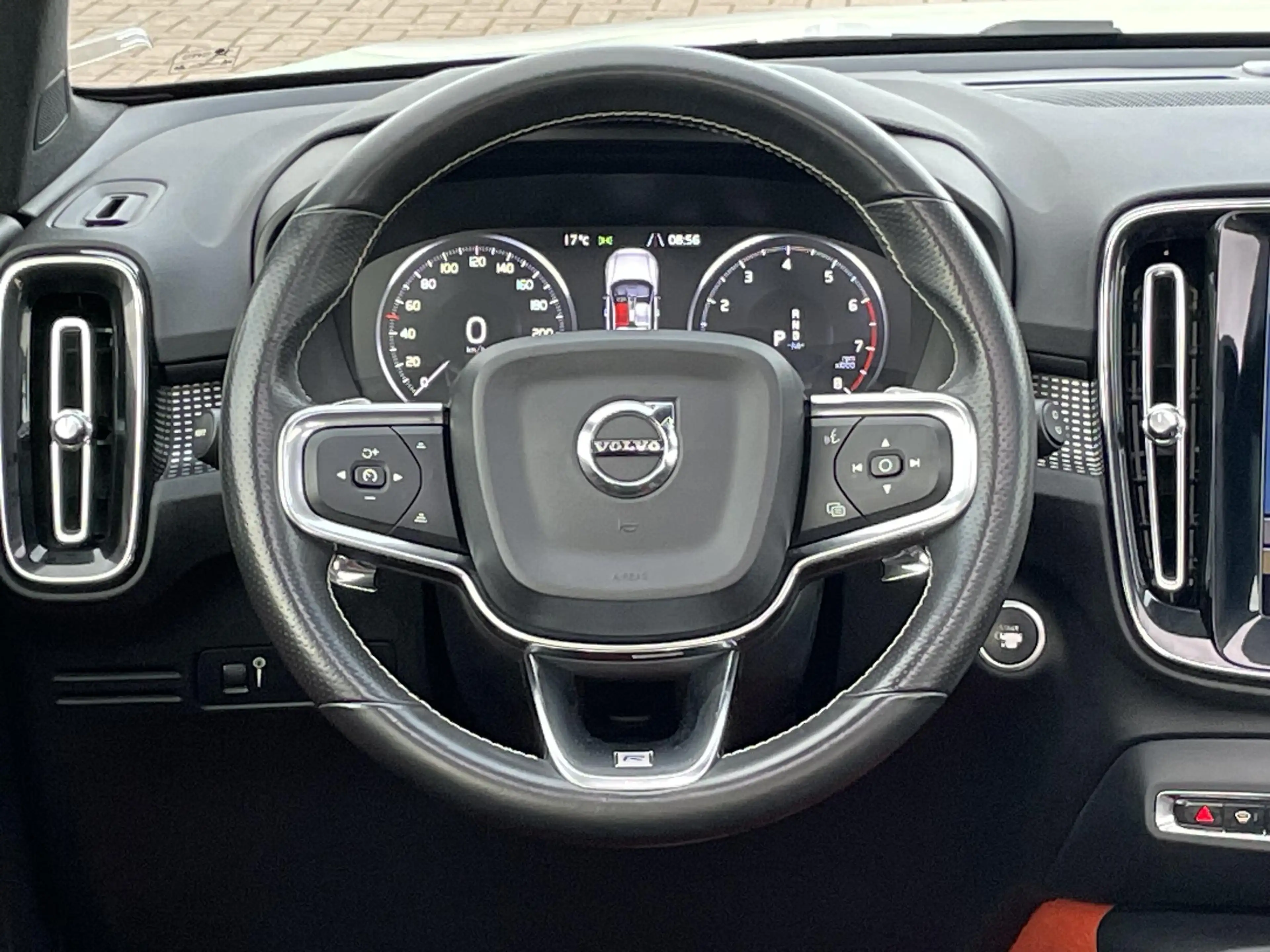 Volvo XC40 2.0 T5 AWD R-Design Intro Edition — photo 10
