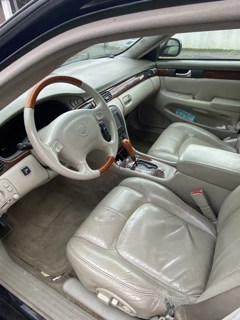 Cadillac STS - 1