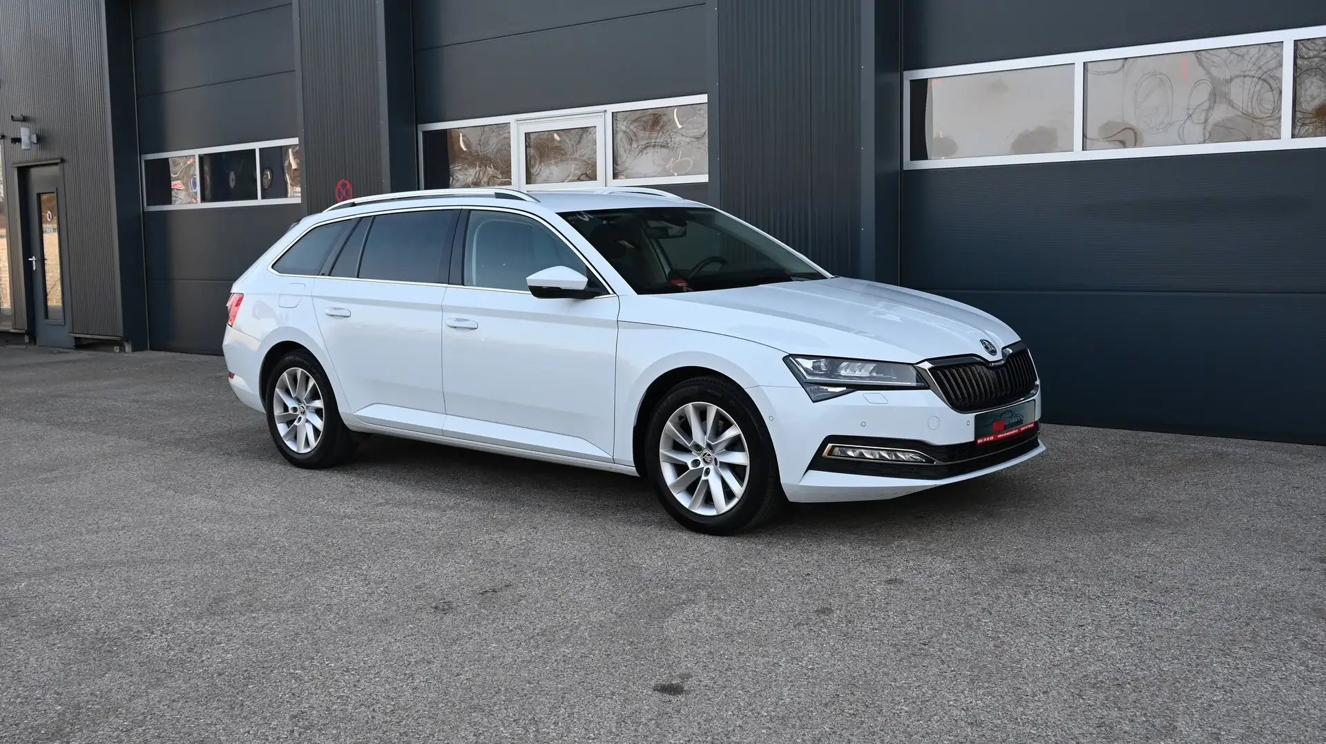 Skoda Superb Kombi 2,0 TDI Style DSG / MODELL 2023 / 1.Besitz / Weiß - 2