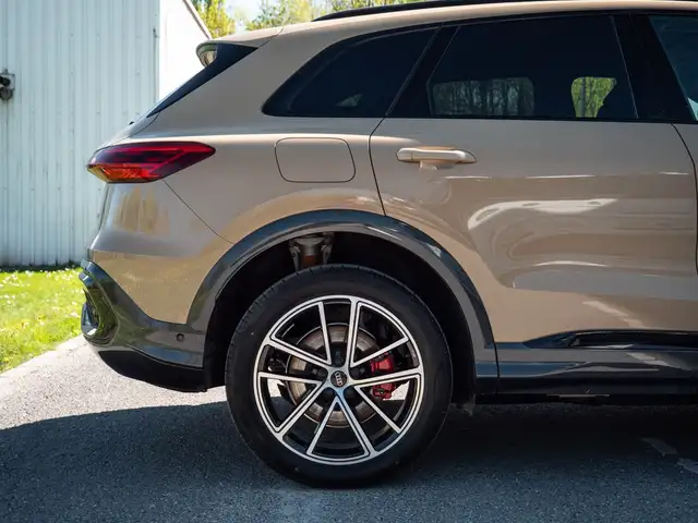 Audi Q5 view 8