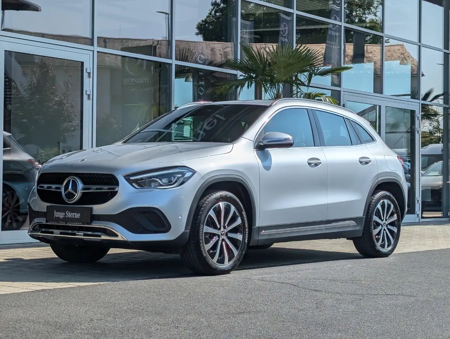 Mercedes-Benz GLA 250 e Progressive MBUX RKam Shz LED eHeck Stříbrná - 2