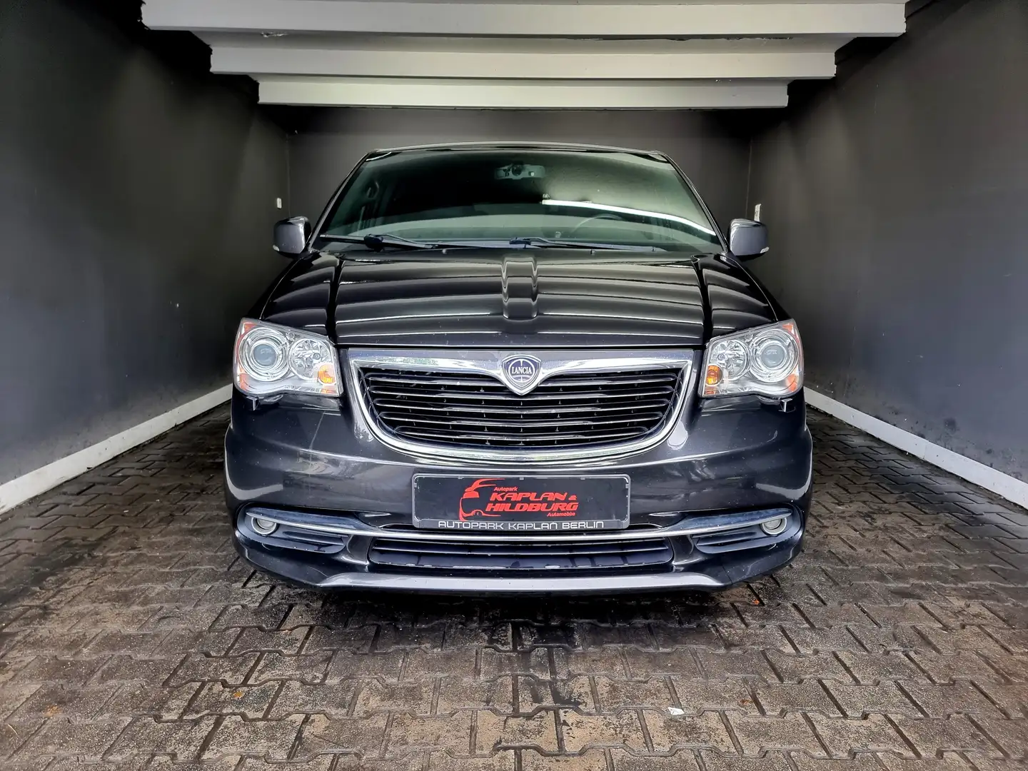Lancia Voyager S 2,8 CRD, 7 SITZER, R-KAMERA, NAVI, PARKTRONIK Schwarz - 2
