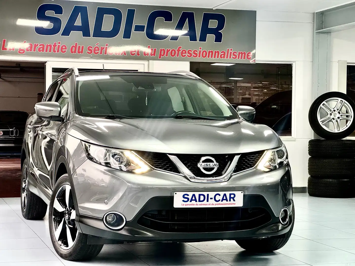 Nissan Qashqai 1.2 DIG-T 115cv N-Connecta + Pack DESIGN Grijs - 1