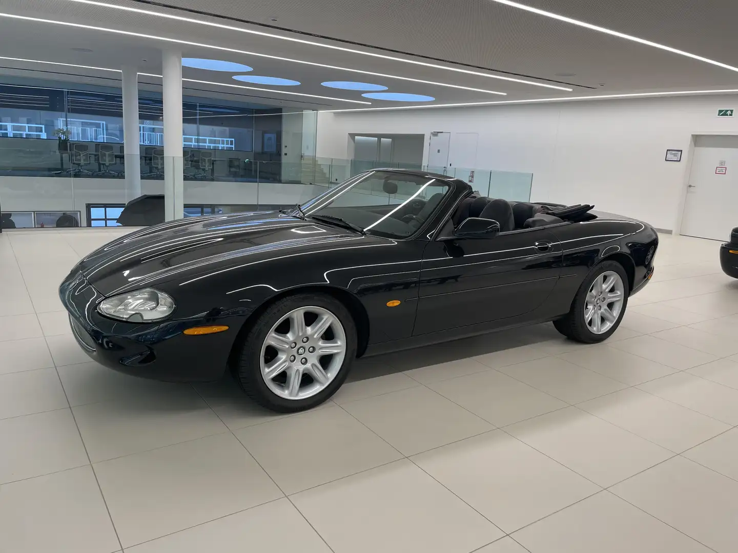 Jaguar XK8 4.0 V8 convertible Noir - 1