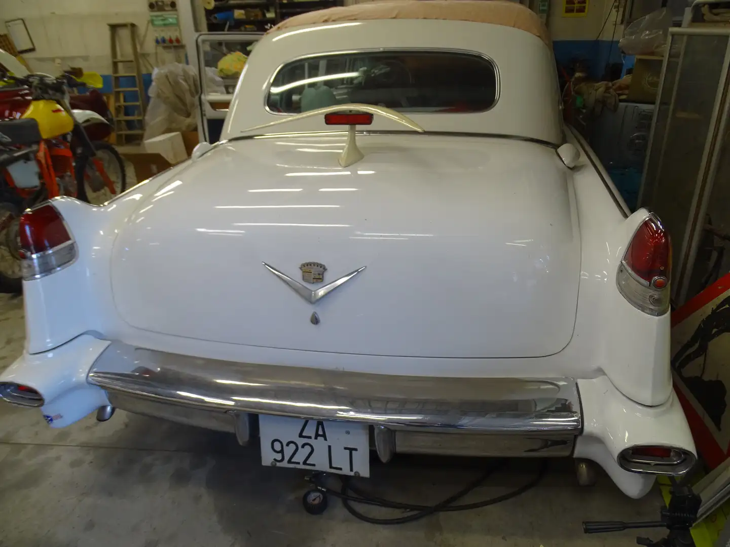 Cadillac limousine presidenziale serie 75 White - 2