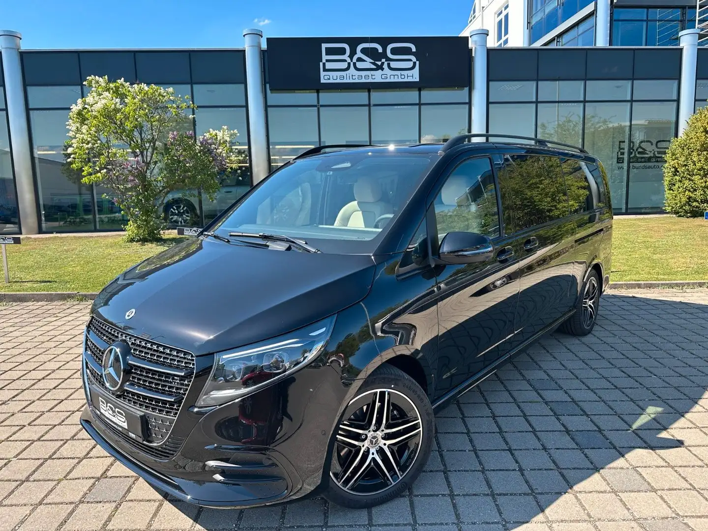 Mercedes-Benz V 300 V300d 4MATIC EXCLUSIVE extralang DISTR,BURM,LUFT Schwarz - 2