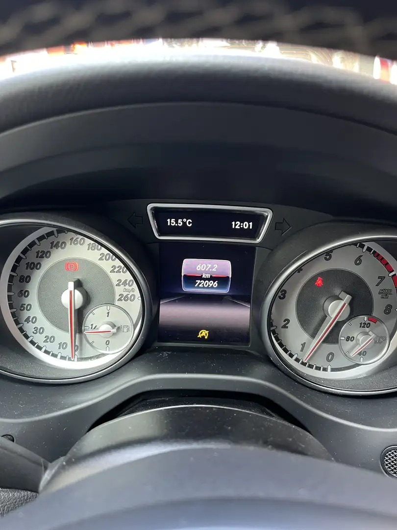 Mercedes-Benz CLA 180 tout terrain ligne AMG - 1