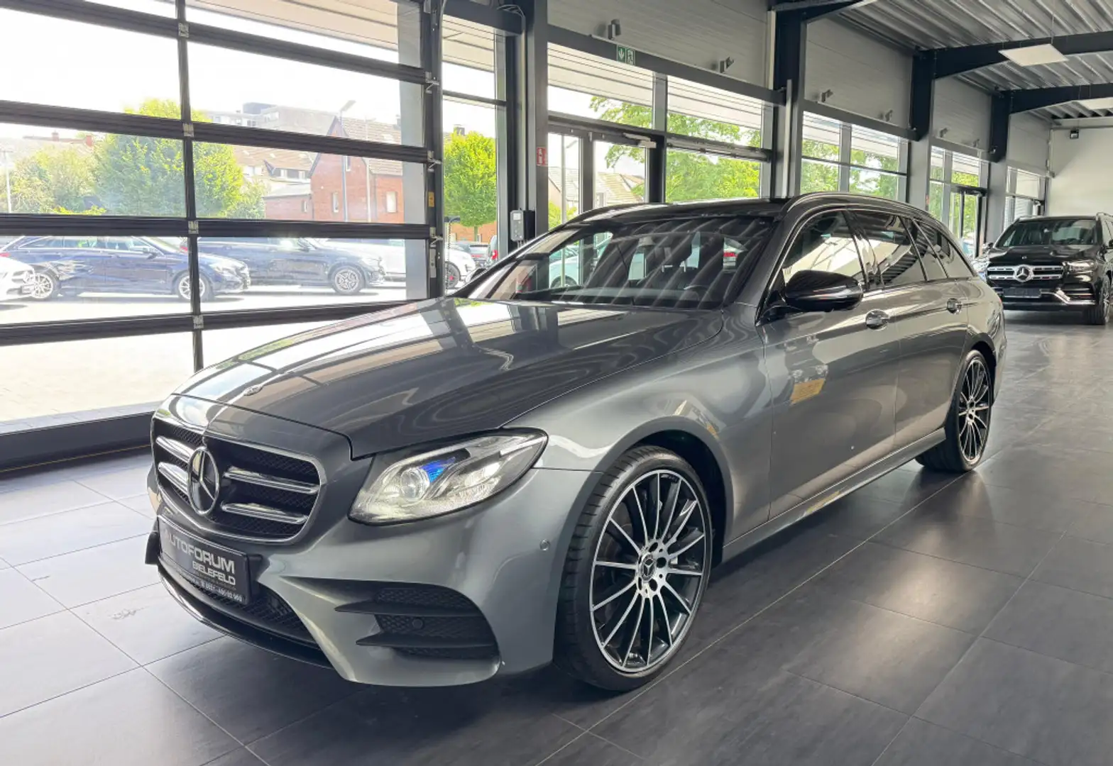 Mercedes-Benz E 400 d 4M T AMG|StHzg|Pano|AHK|Distr+|HUD|LM20 Grau - 2