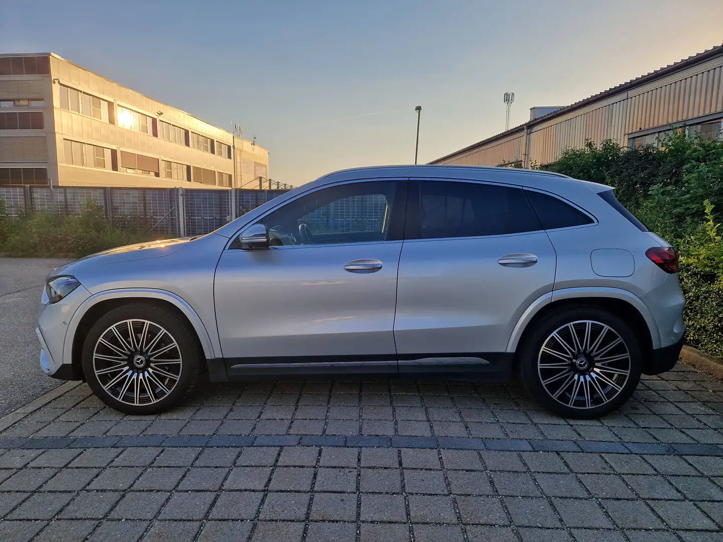 Mercedes-Benz GLA 200 GLA 200 d 4MATIC Aut. Silber - 2