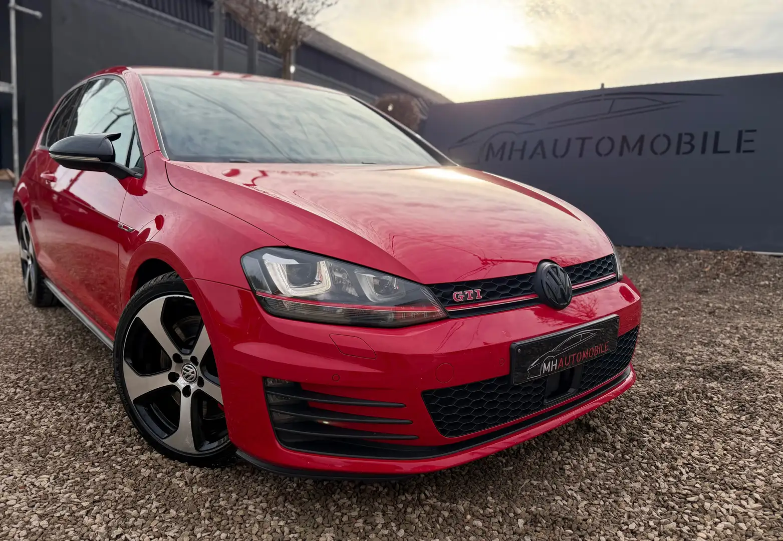 Volkswagen Golf GTI Rouge - 1