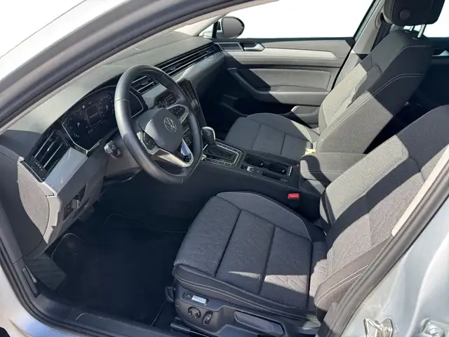 Volkswagen Passat view 4