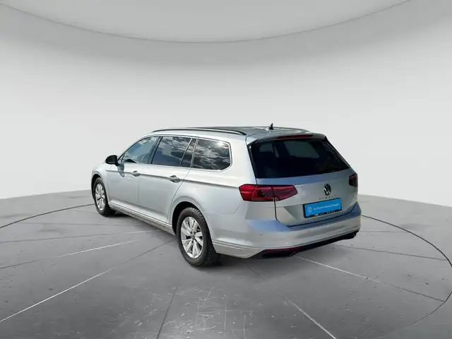 Volkswagen Passat view 3
