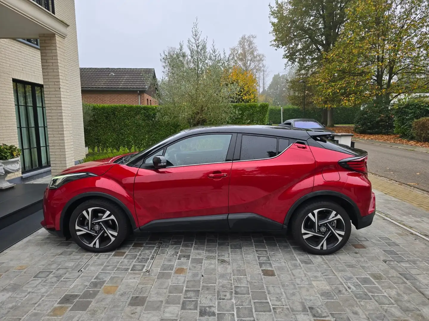 Toyota C-HR C-HR 1.8i VVT-i Hybrid C-Lub Bi-Tone E-CVT Garanti Rouge - 1