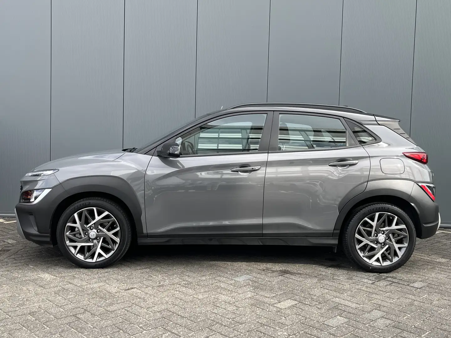 Hyundai KONA 1.6 GDI 140pk HEV Comfort Smart | Camera | Climate Grijs - 2