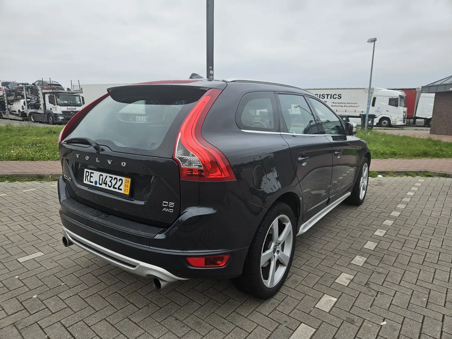Volvo XC60 R-Design AWD Grau - 2