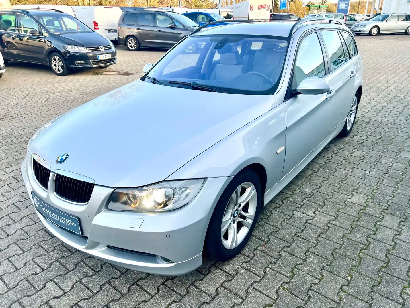 BMW 320 dA Touring / Xenon / Sitzh. / Keyfree Argent - 2
