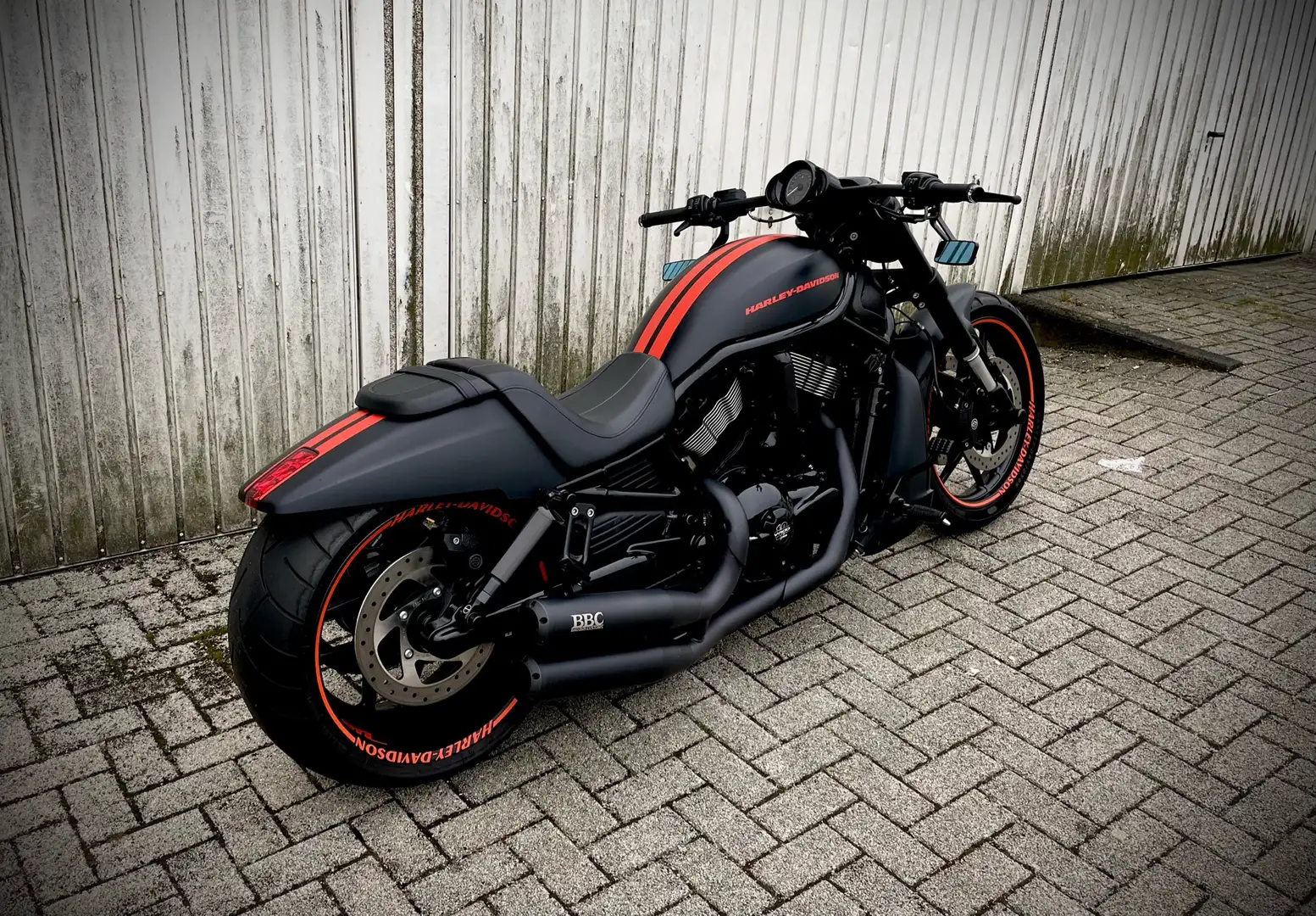 Harley-Davidson VRSC Night Rod 280 Umbau / Arnott Airride / BBC Auspuffanlage Schwarz - 2