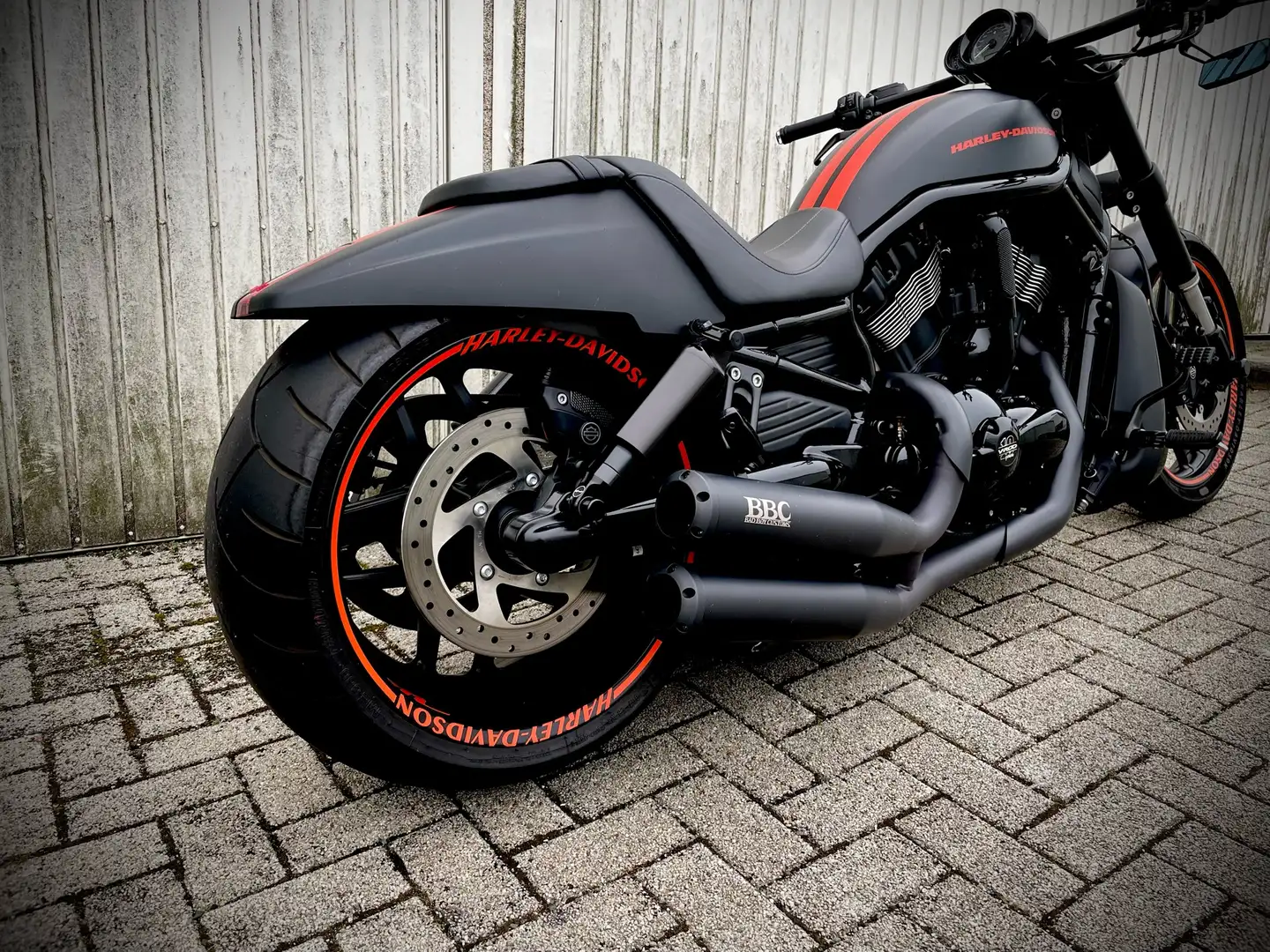 Harley-Davidson VRSC Night Rod 280 Umbau / Arnott Airride / BBC Auspuffanlage Schwarz - 1