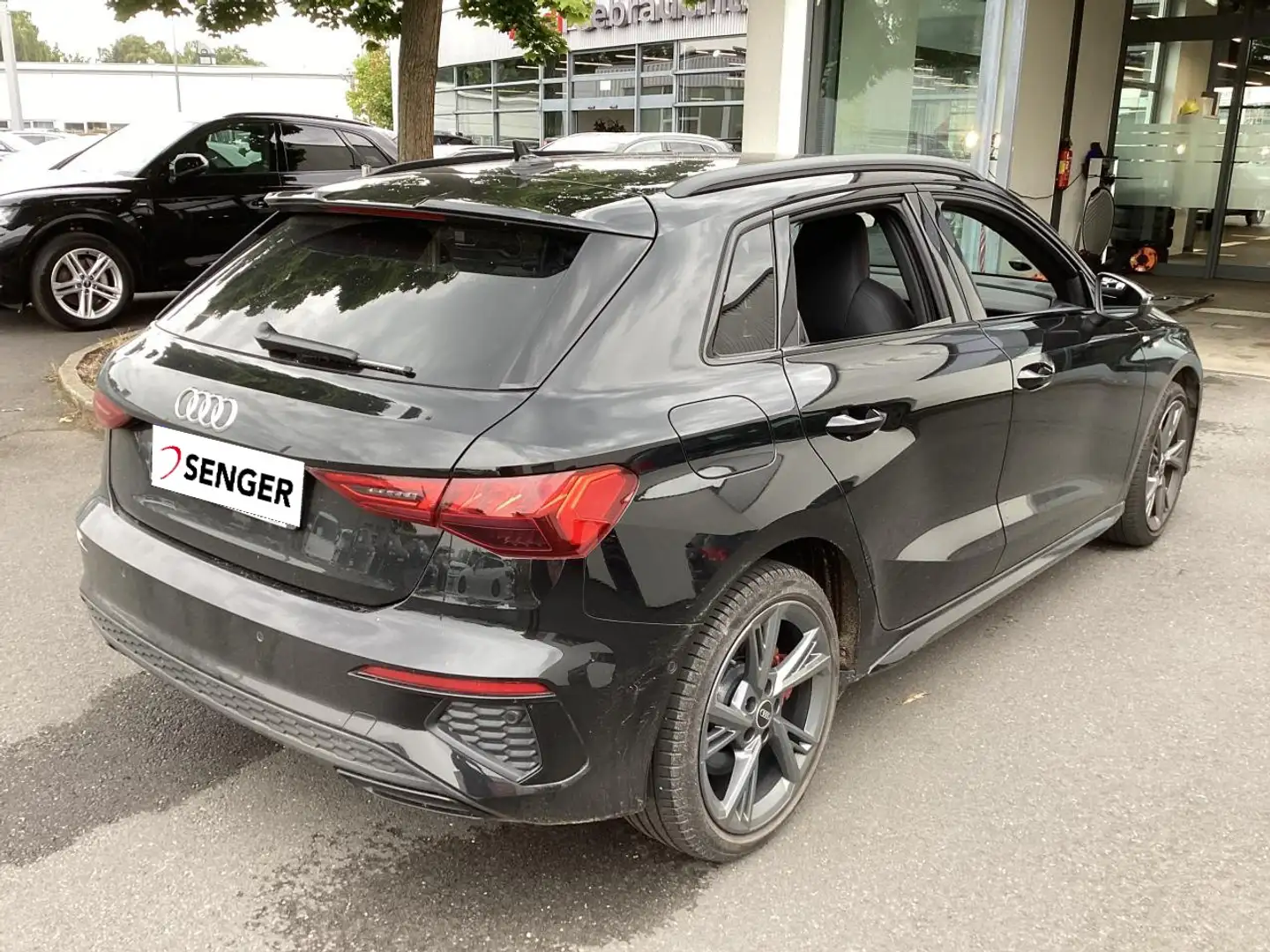 Audi A3 45 TFSI e S line S tronic Nav Matrix B&O Schwarz - 2