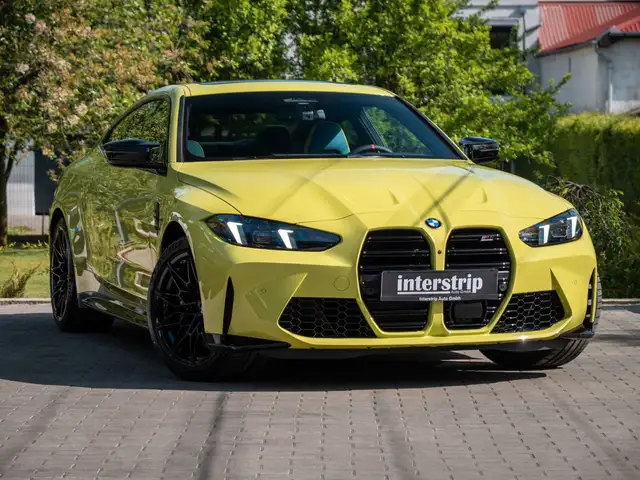 BMW M4 view 3