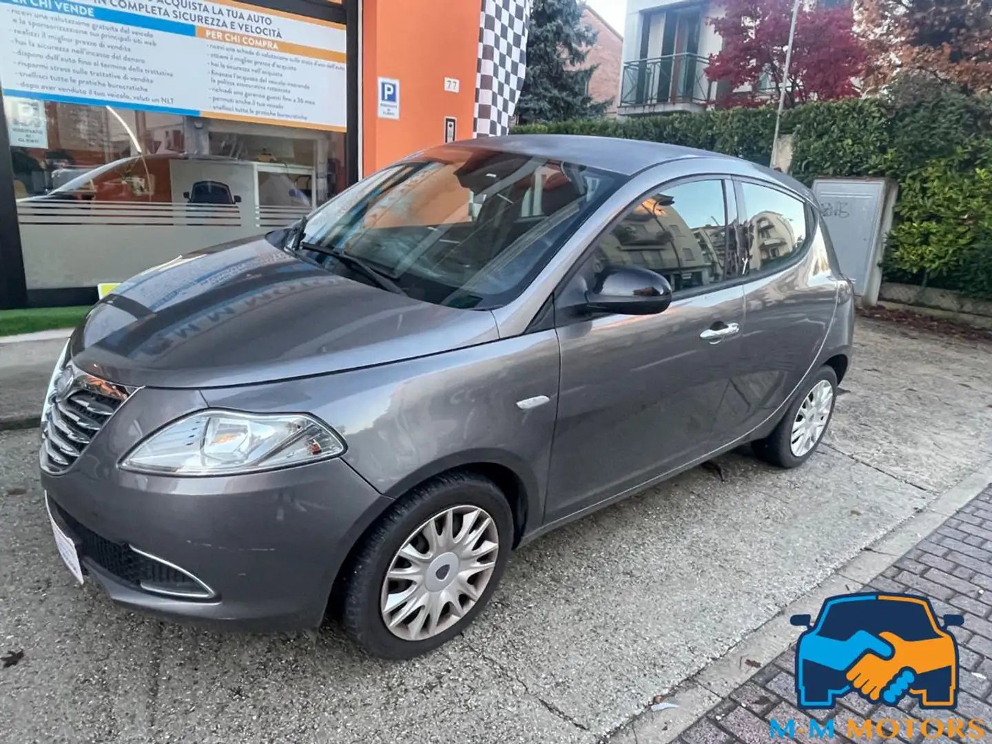 Lancia Ypsilon 1.2 Gold 1proprietario neo pat. Grau - 1