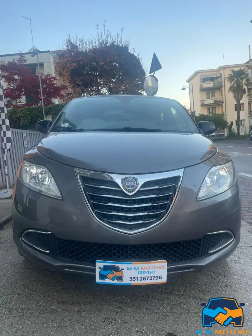 Lancia Ypsilon 1.2 Gold 1proprietario neo pat. Grau - 2