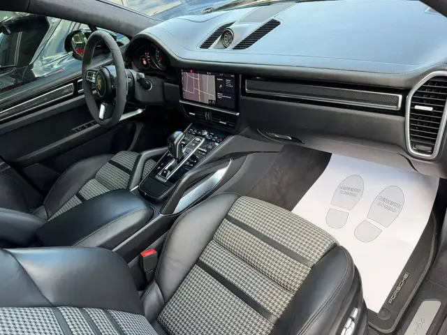 Porsche Cayenne view 8