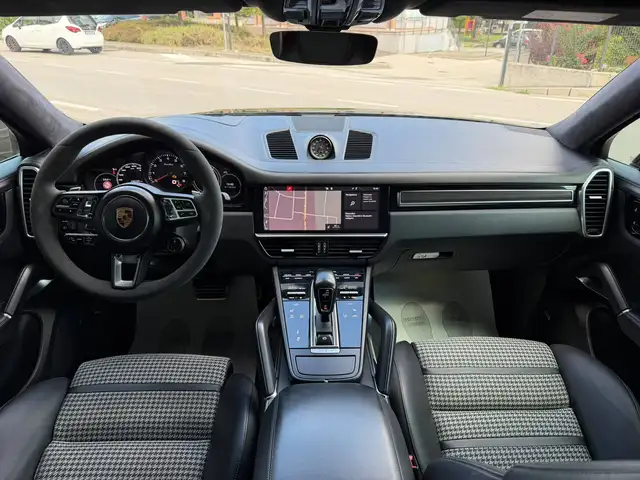 Porsche Cayenne view 7