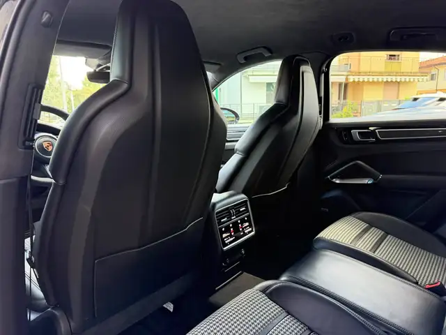 Porsche Cayenne view 11