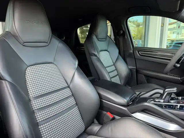Porsche Cayenne view 9