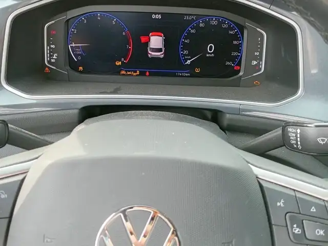 Volkswagen T-Roc view 5