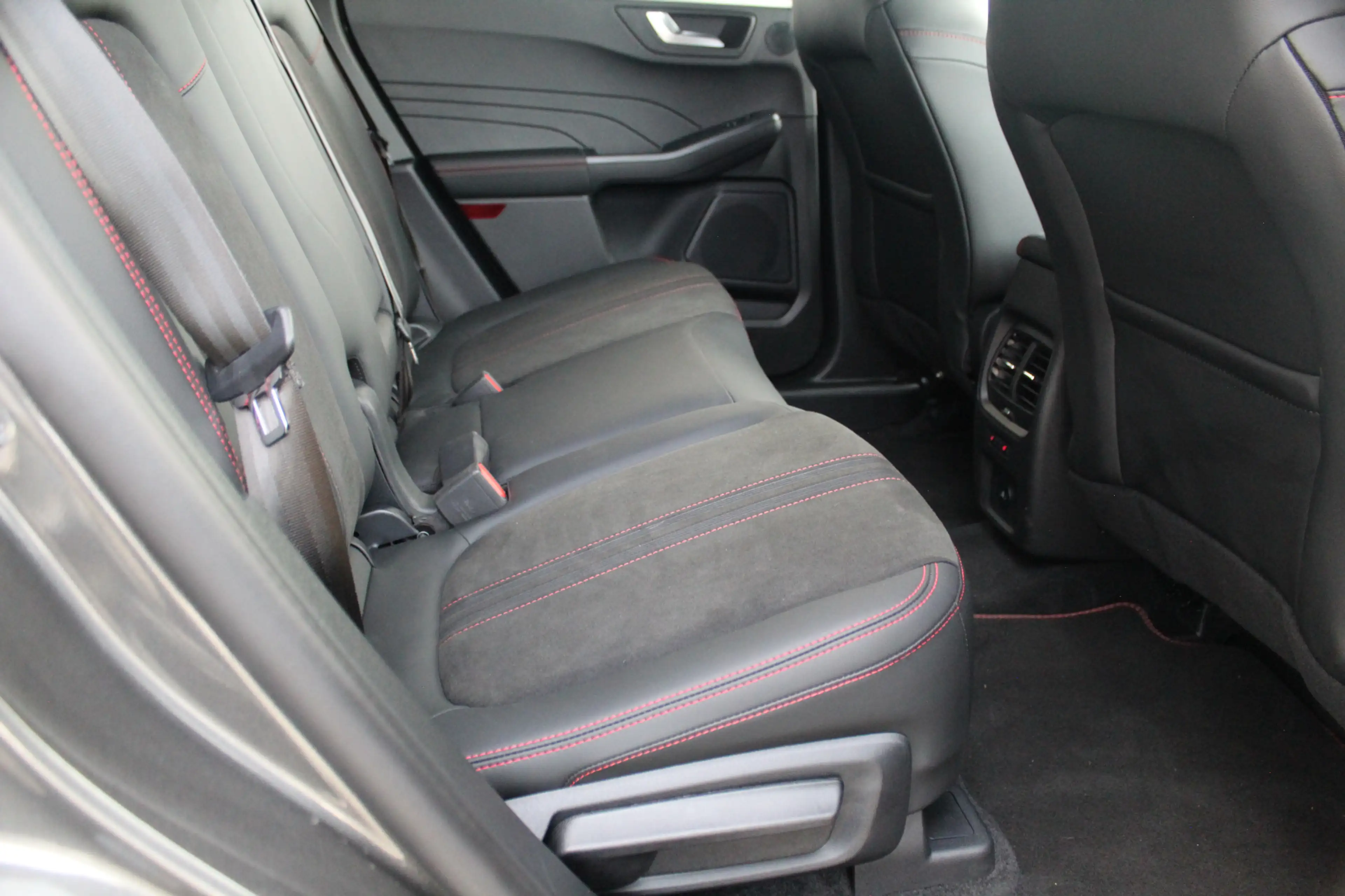 Ford Kuga 2.5 243 pk PHEV ST-Line X Febr. 2026, slechts 4.30 — photo 25