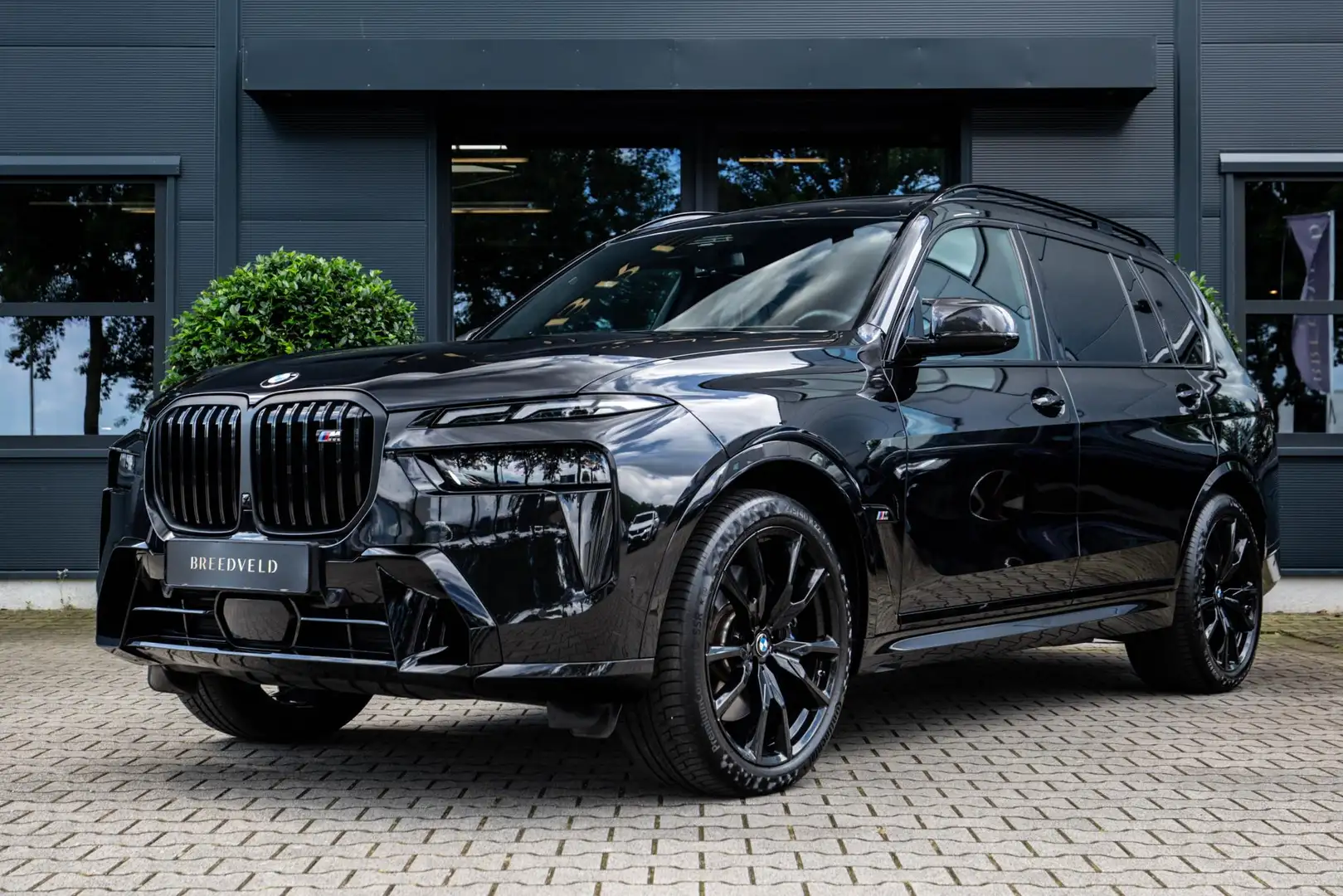 BMW X7 M60i xDrive 7P 530pk, Individual, Panoramadak Чорний - 2