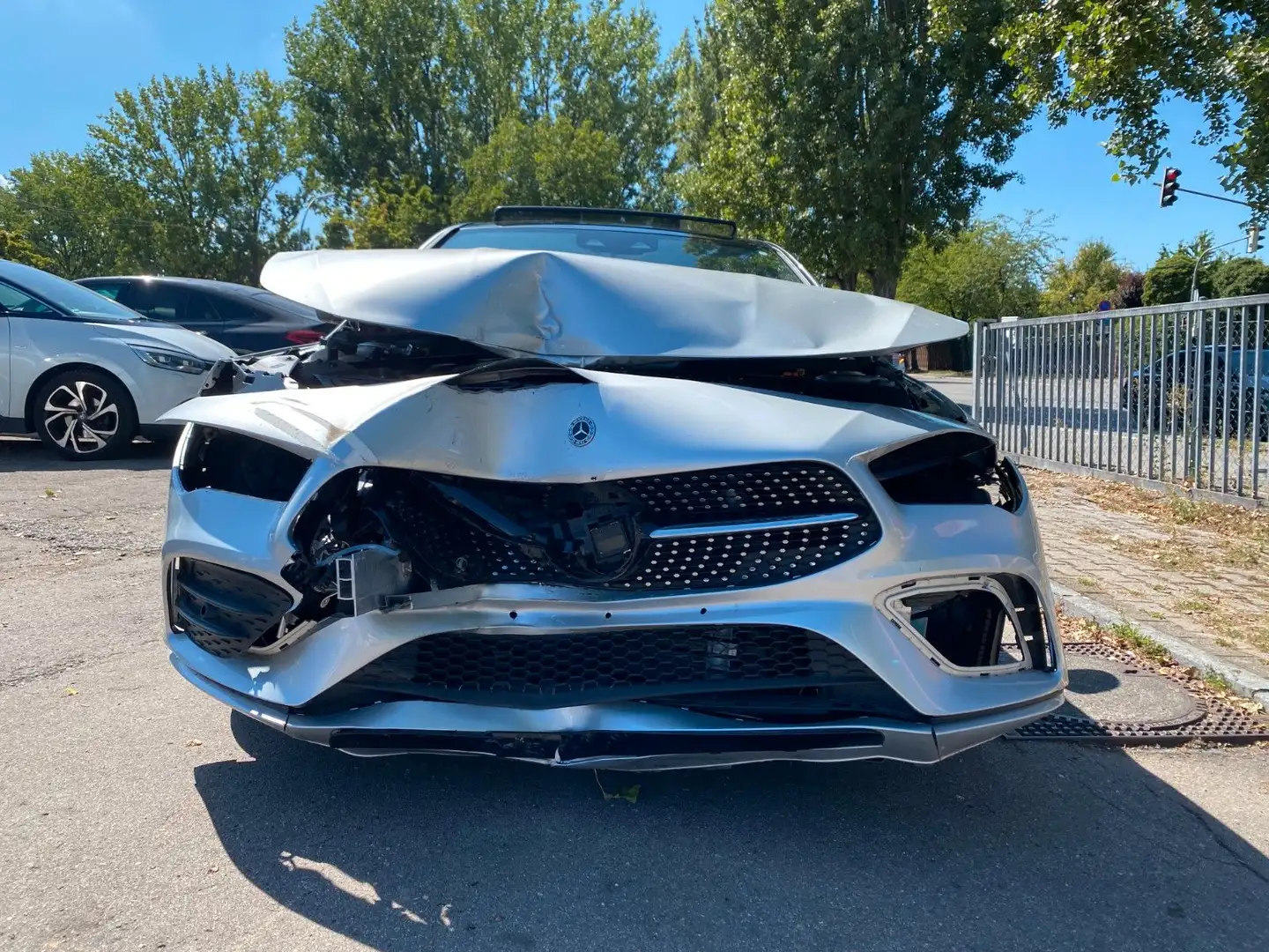 Mercedes-Benz CLA 200 d 4Matic *AMG/Pano/Night/AHK/Multibeam* Silber - 1