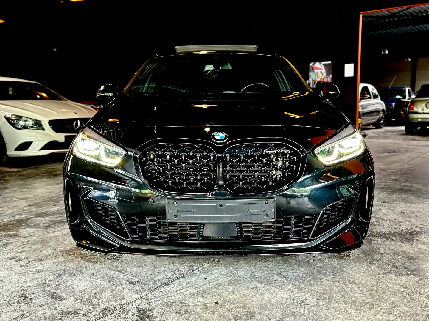 BMW 135 M135iXAS OPF/AIRCO /NAVI/ALCANTRA Zwart - 2