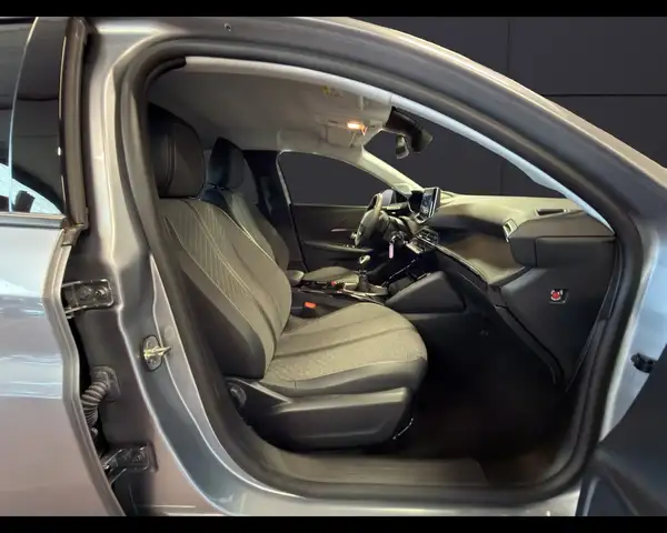 Peugeot 208 view 16