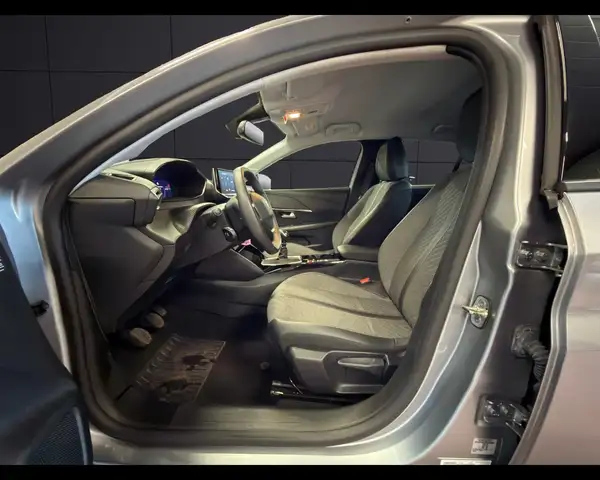 Peugeot 208 view 9
