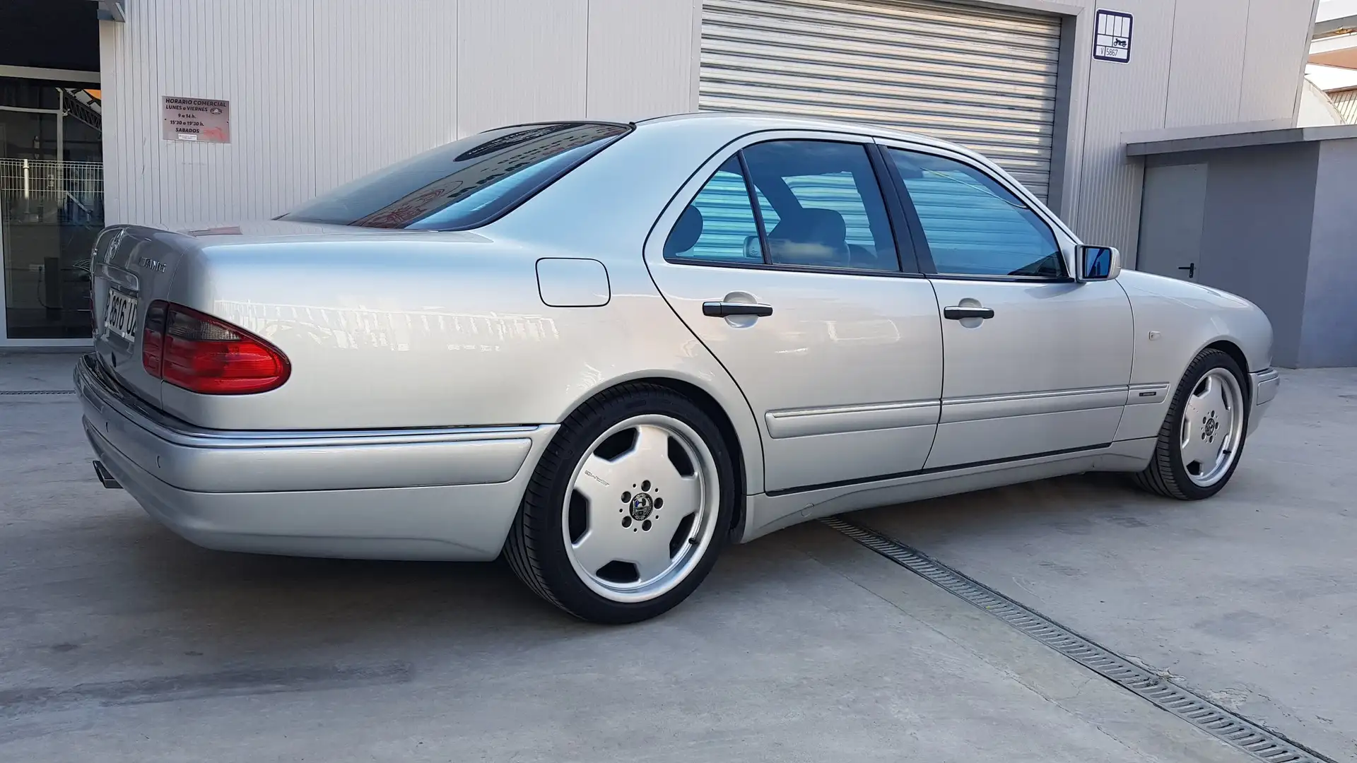 Mercedes-Benz E 55 AMG E 55 AMG Avantgarde AMG Avantgarde Stříbrná - 2