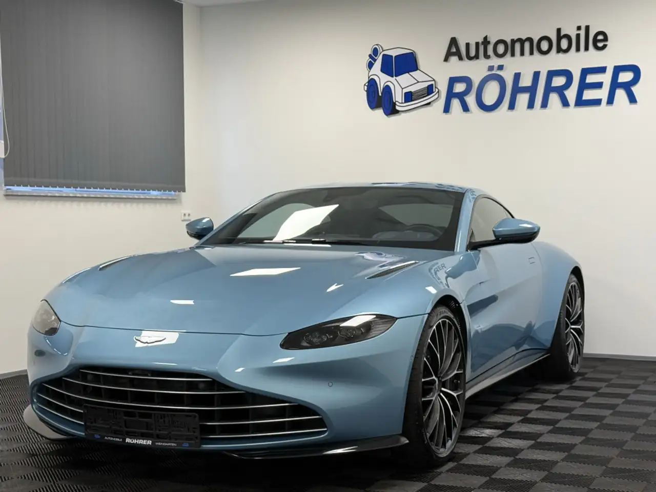 Aston Martin V8