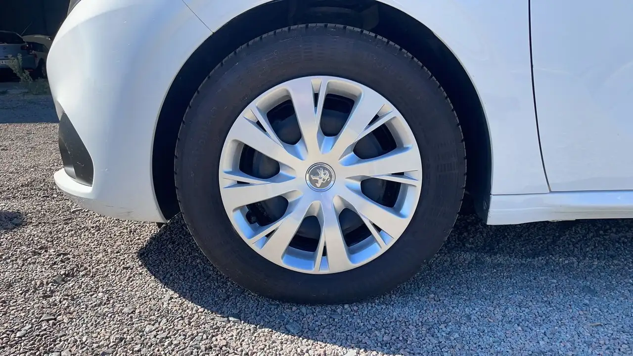 Peugeot 208 208 — photo 18