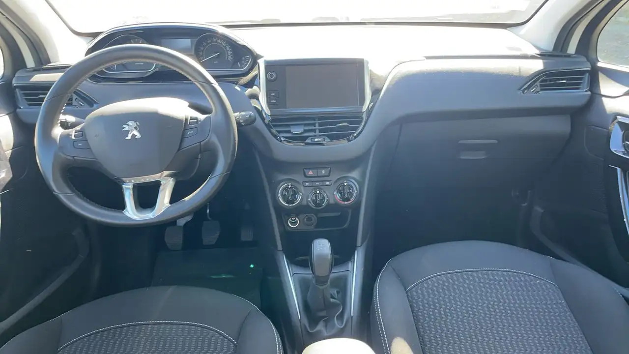 Peugeot 208 208 — photo 11