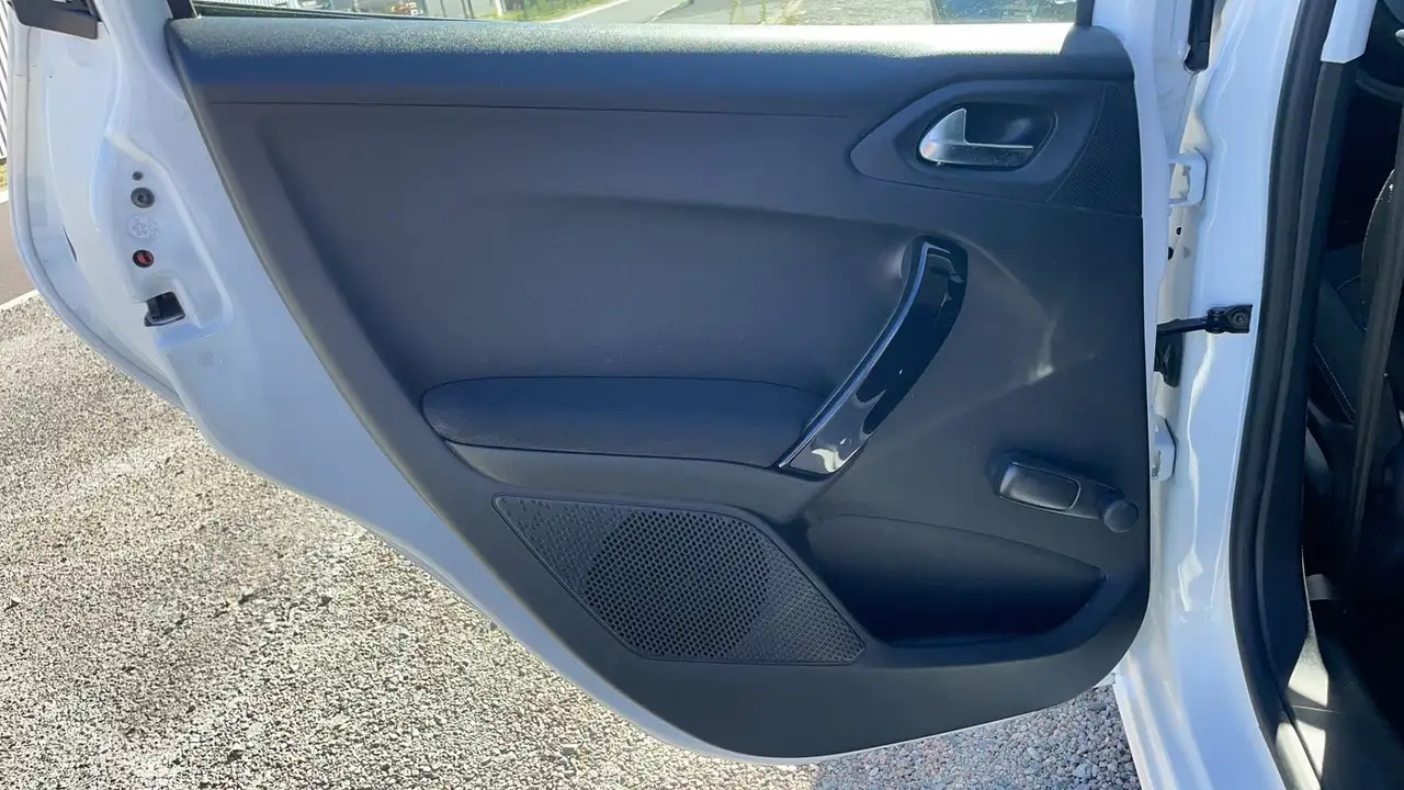 Peugeot 208 208 — photo 29