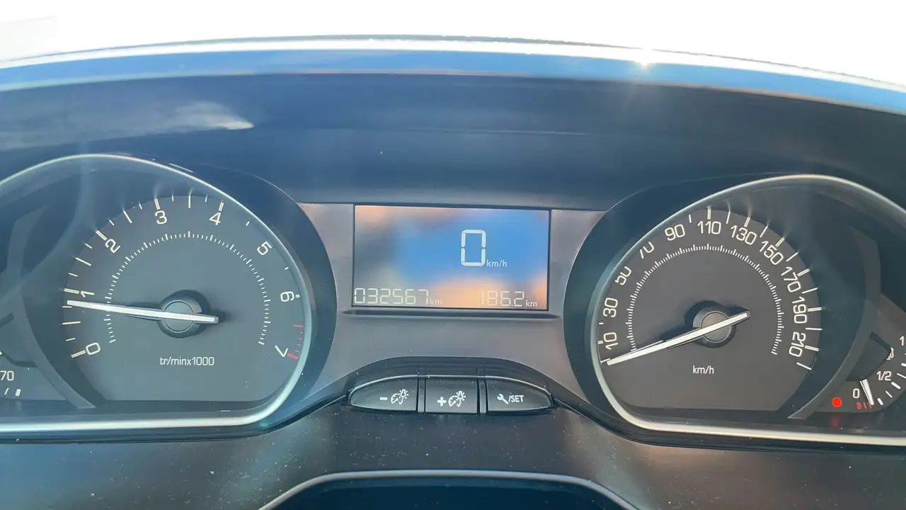 Peugeot 208 208 — photo 12