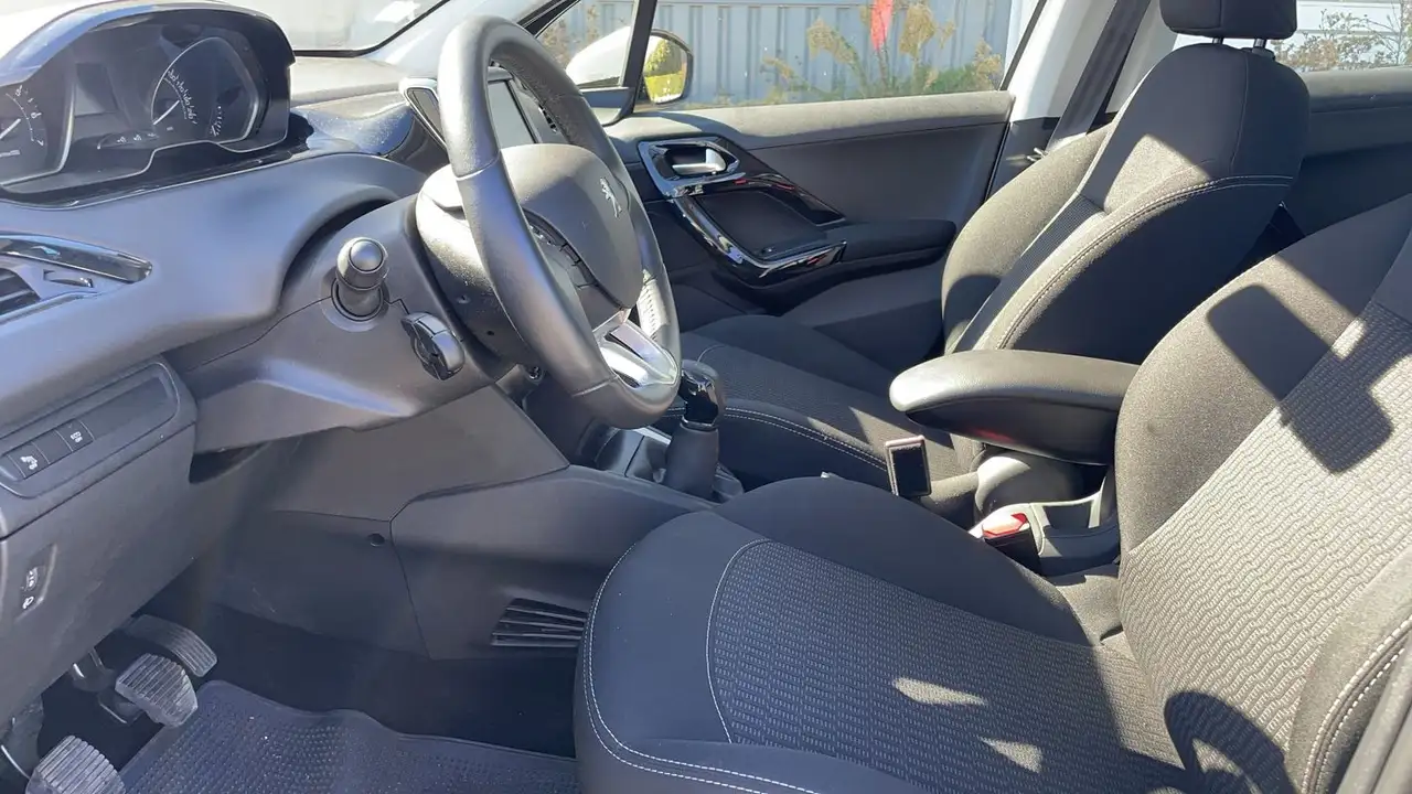 Peugeot 208 208 — photo 26