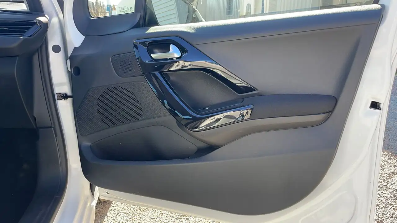 Peugeot 208 208 — photo 23