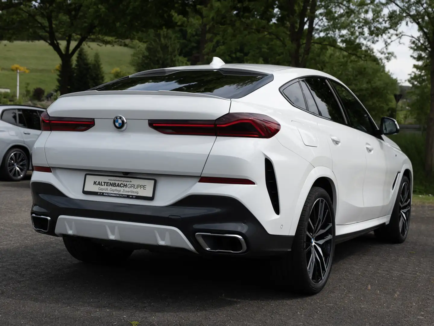 BMW X6 xDrive 40d M-Sportpaket PANO AHK HUD B&W Blanc - 2