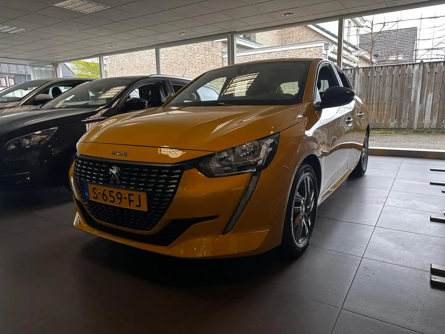 Peugeot 208 1.2 PureTech 100pk Active Pack Geel - 1