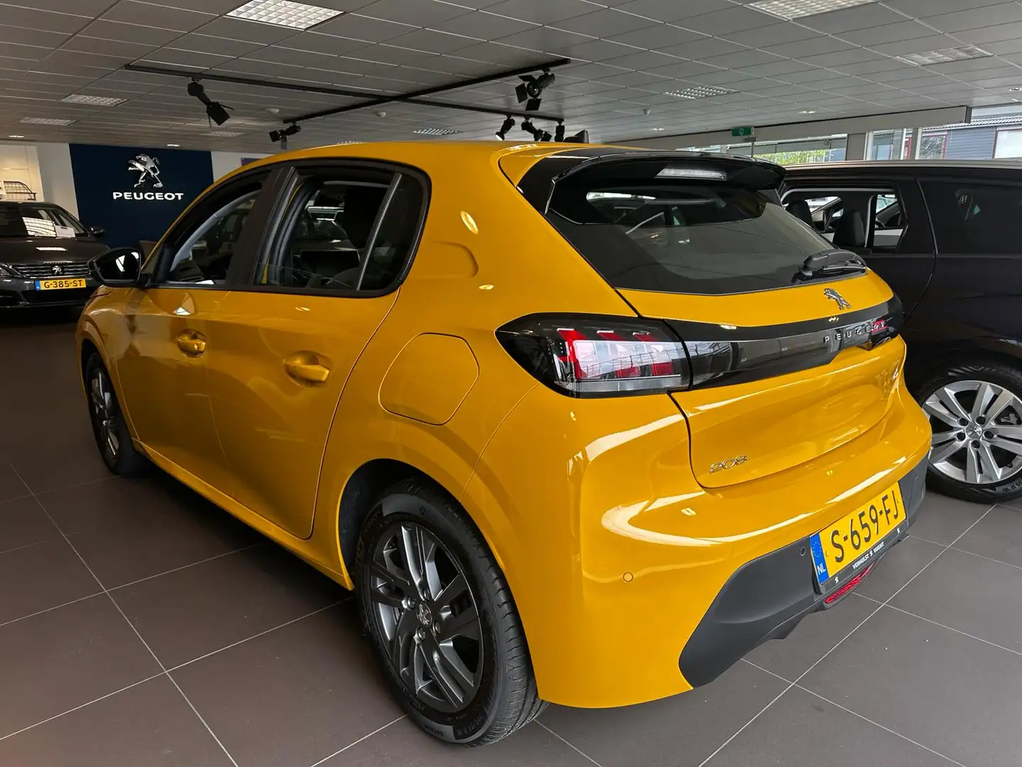 Peugeot 208 1.2 PureTech 100pk Active Pack Geel - 2