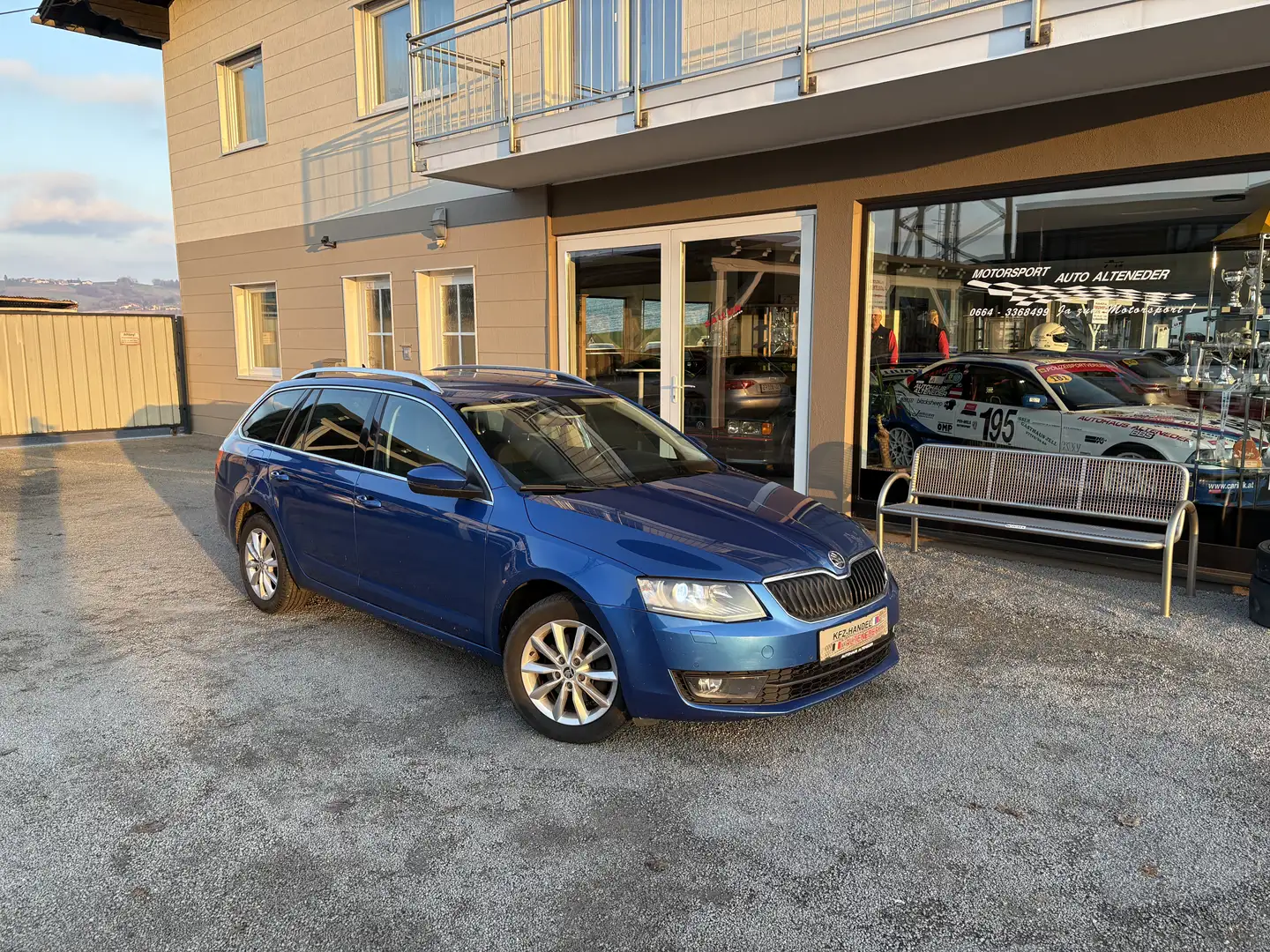 Skoda Octavia Combi 2,0 Elegance TDI *NAVI*WSS-HZG*XENON*SITZH* Blau - 1